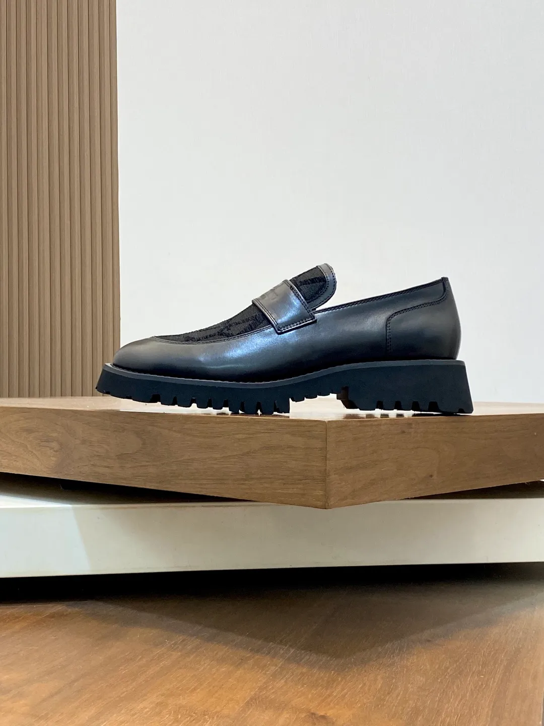 Men's shoes 💰740 VALENTINO Valentino's new men's fashionable casual leather shoes. These leather shoes are made of imported cowhide leather uppers, dyed calfskin lining and calfskin insoles. The upper foot is soft, comfortable and breathable. Comes with complete packaging in the original box! Visible details and quality. Size: 39-44 (customized at 38.45.46)